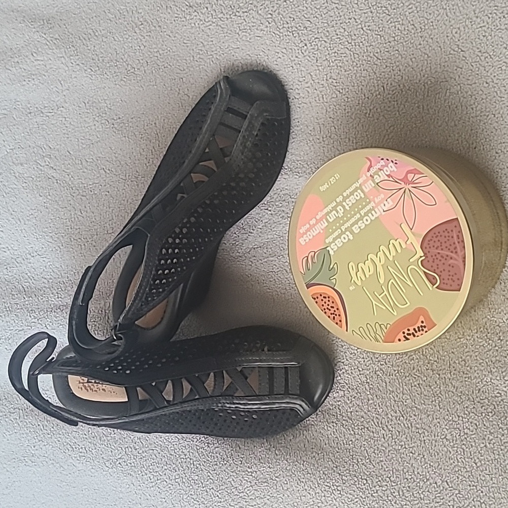 Sz 6 black leather "Earth" sandals like walking on air